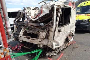 Grave accidente de tráfico de un camión que se precipitó ladera abajo en La Laja/TA.